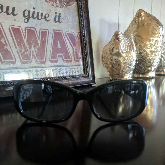 EUC Coach S2009 Sunglasses in Black - Picture 2 of 5